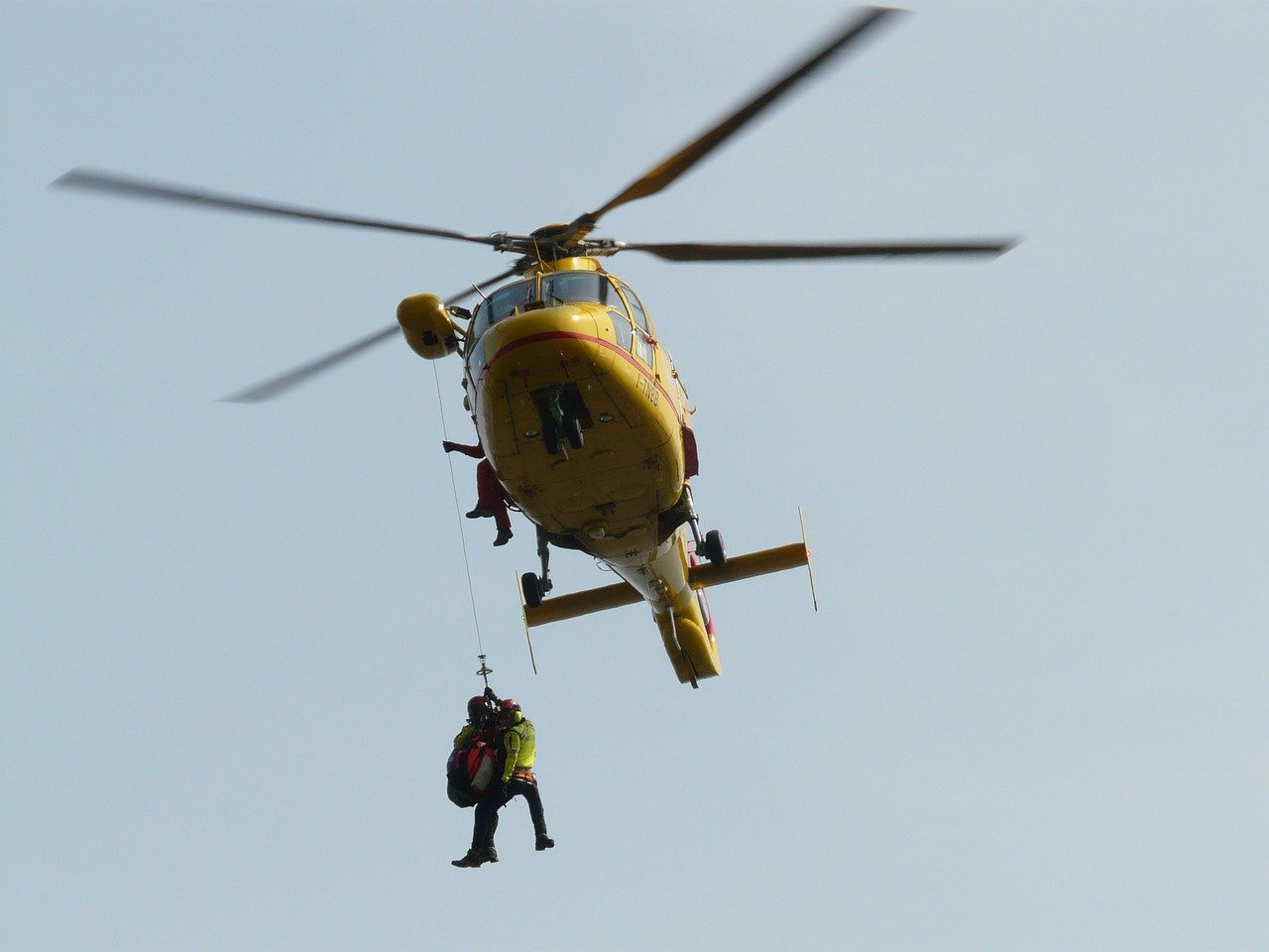 TRAGEDIA NEL BELLUNESE: CACCIATORE SCIVOLA IN UN CANALE E MUORE